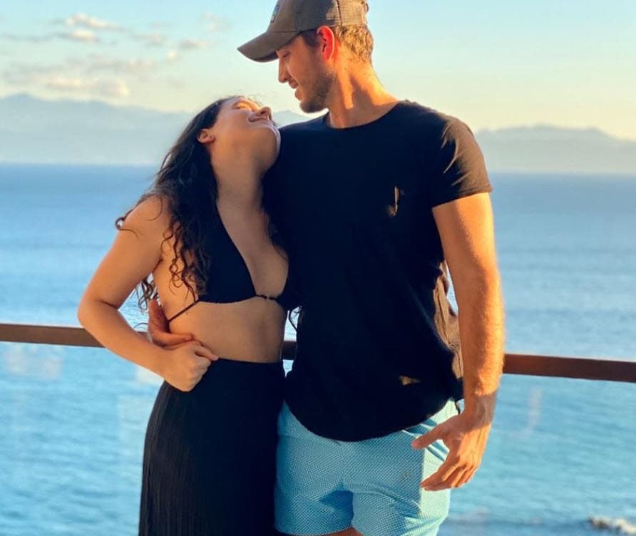 Detalló que "todo salió hermoso" y que "pocas veces" se pueden hacer eventos "tan pequeños": "
<b><a href="https://www.univision.com/famosos/asi-fue-la-boda-de-camila-la-hija-de-alejandro-fernandez-el-potrillo-se-puso-el-tapabocas-para-entregarla-video" target="_blank">Fue tan íntimo</a></b> que lo disfrutamos mucho".
<br>