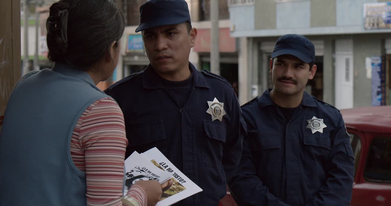 Two men disguised as police officers approached Evelina and assured her they had seen her daughter. “She’s alive, a drug lord from around here shows her off as his doll”, they said, and they informed her she would need a large sum of money to negotiate seeing her again.