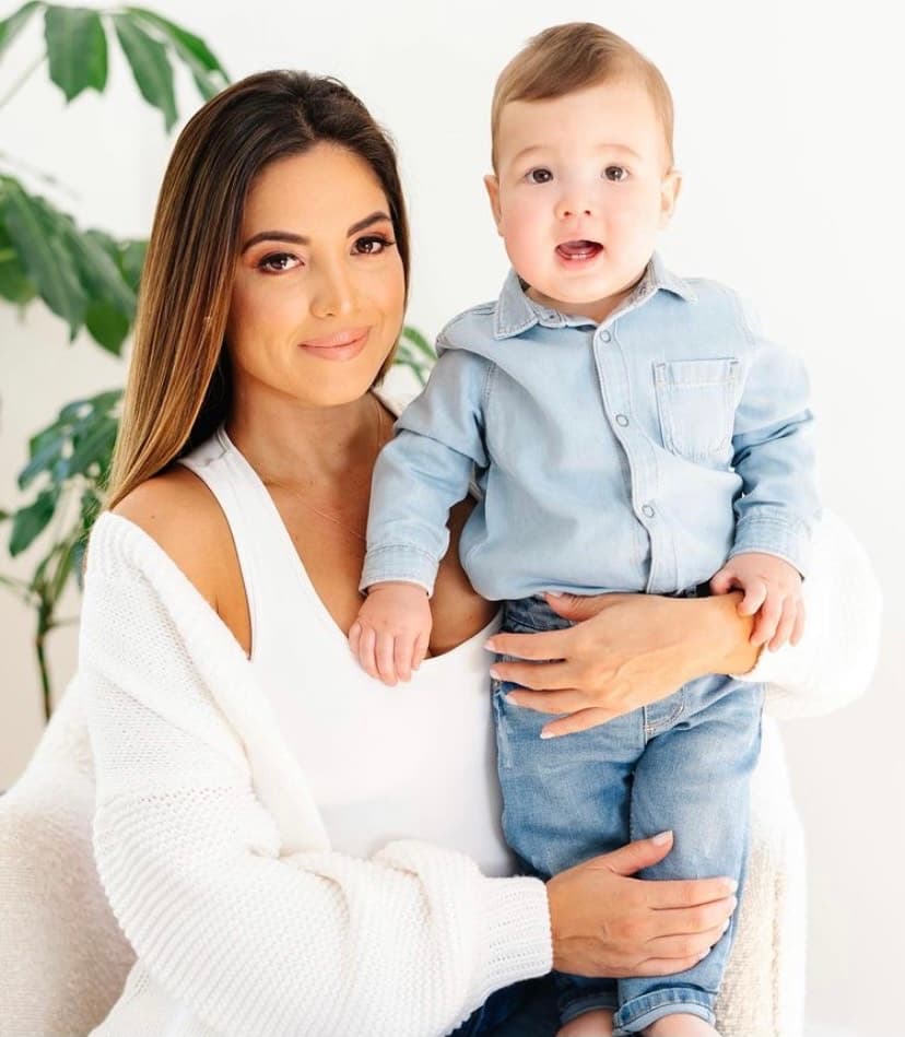 Ford posa feliz como siempre para una foto junto a Pamela dejando ver el gran parecido entre ambos, mientras sigue creciendo saludable rumbo a su primer cumpleaños.