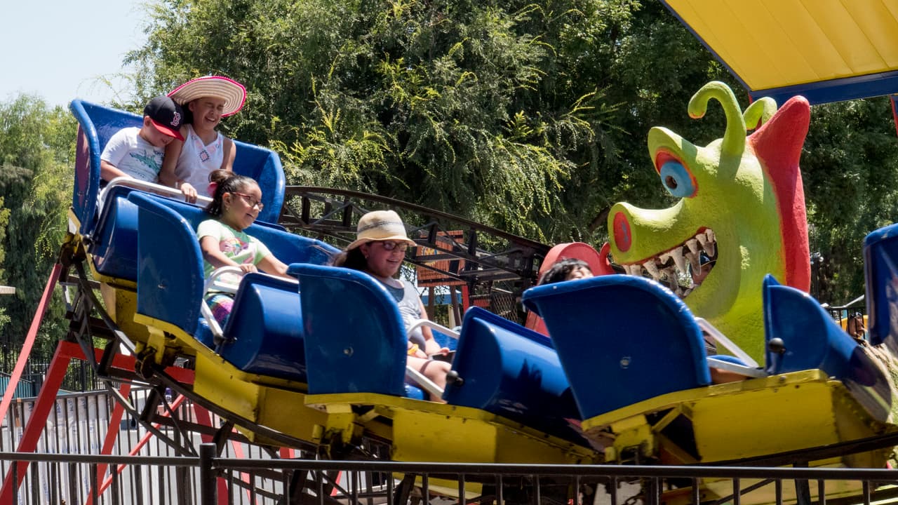 Familias del valle central visitaron los parques temáticos Playland y Storyland para disfrutar del Día de la Familia en Fresno.
