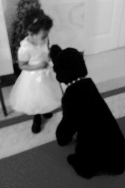 Sunny hizo una amigutia. La cantante compartió esta foto de su hija conociendo a uno de los perros presidenciales. Foto: Tumblr.