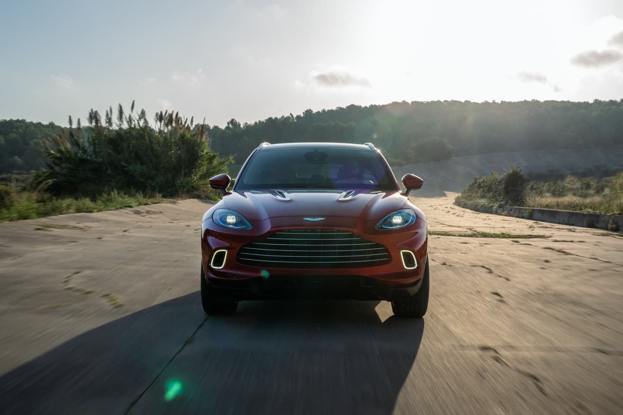 La Aston Martin DBX 2021 debuta en el Auto Show de Los Ángeles 2019.