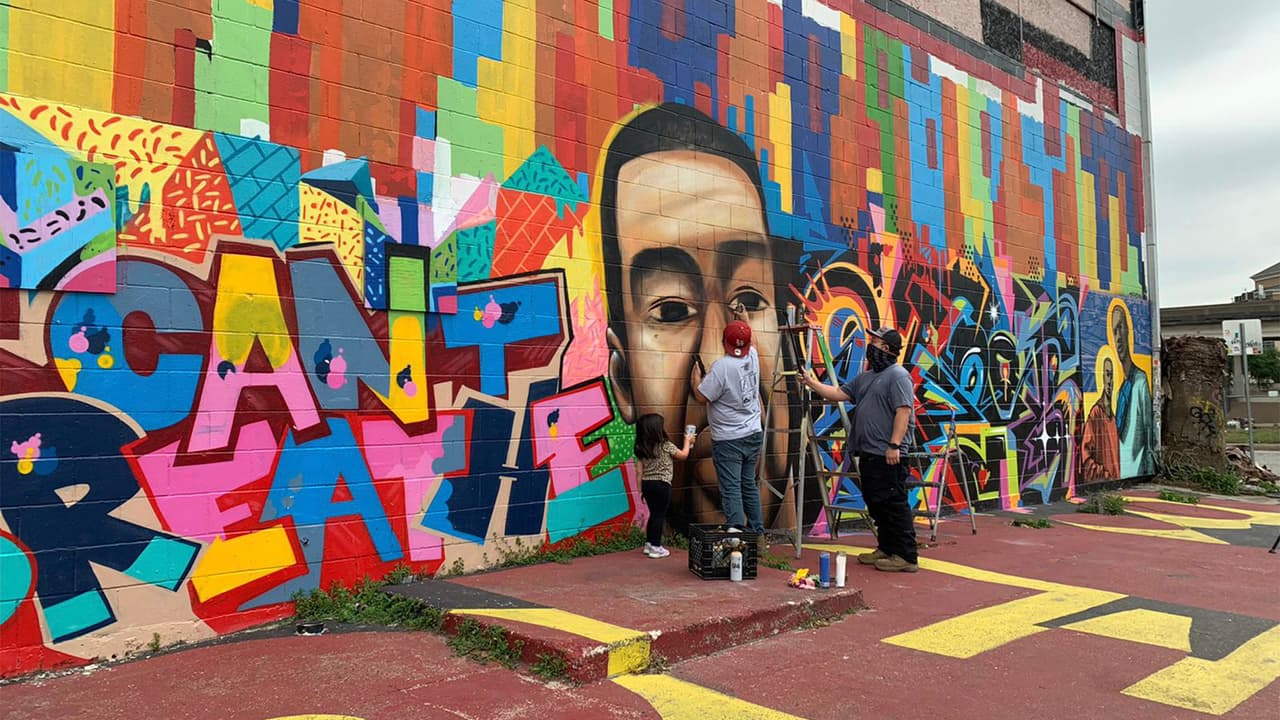 Aunque el mural apareció vandalizado así este jueves, rápidamente el artista se puso a trabajar para tapar las letras.