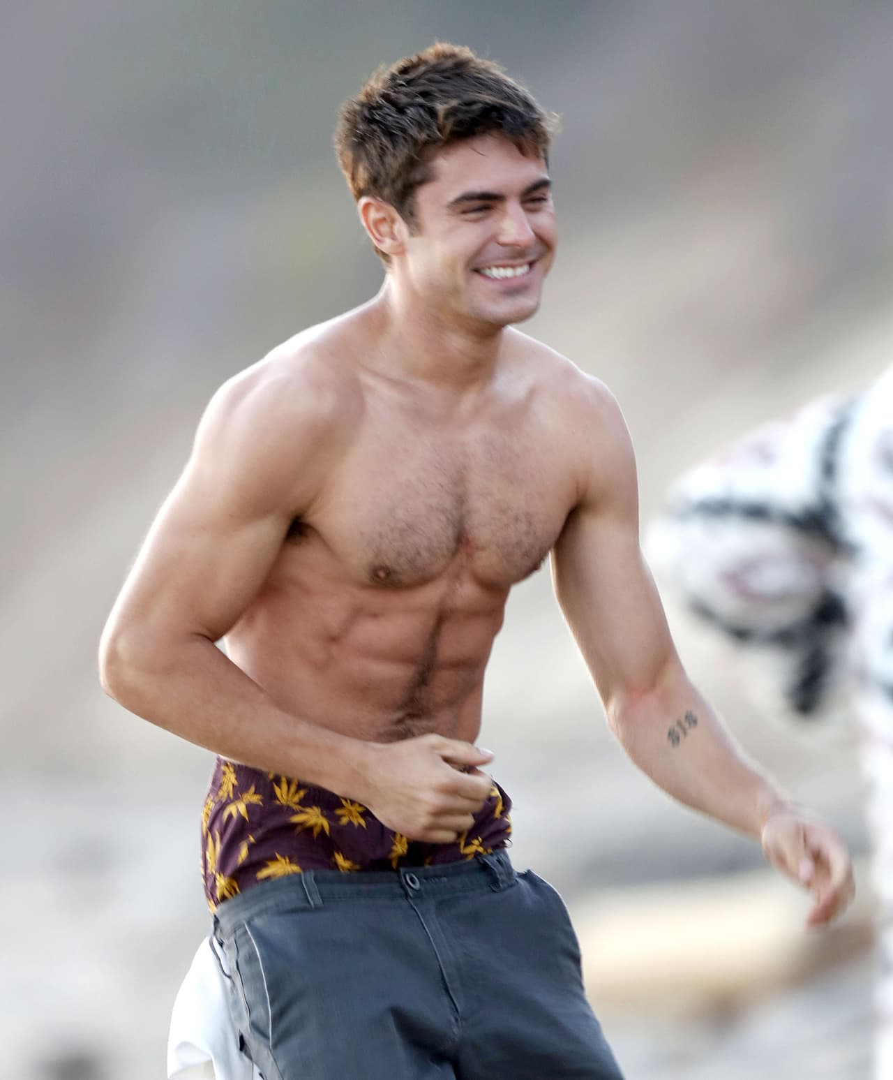 El cambio de Zac Efron fue muy evidente y ahora cuando va a la playa puede presumir su escultural cuerpo.