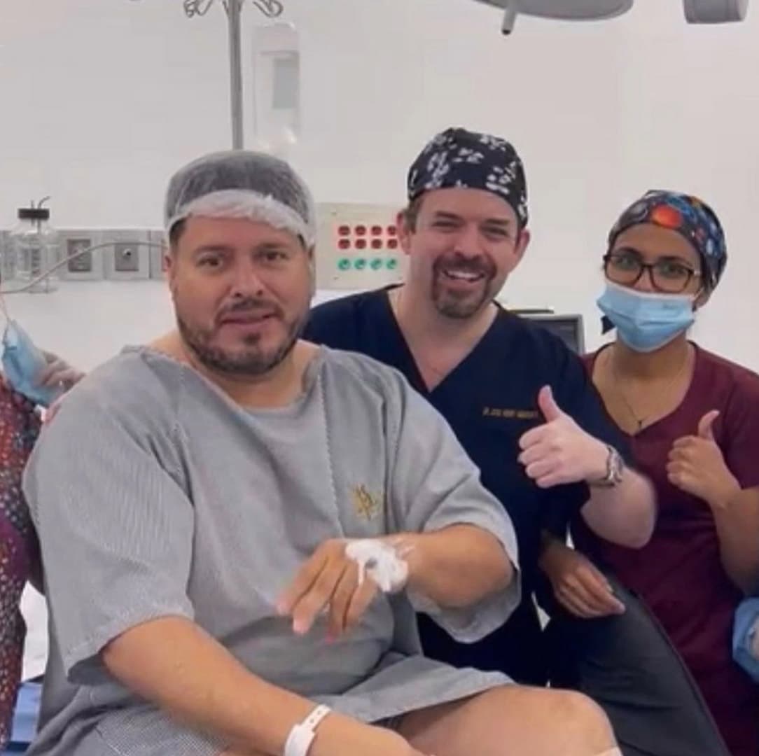 Un personaje que decidió hacerse un cambio de look integral en el 2021 fue 
<a href="https://www.univision.com/musica/vocalista-de-la-banda-ms-reaparece-luego-de-la-cirugia-bariatrica-que-tuvo-hace-una-semana-video">Walo Silvas</a>. El vocalista de la Banda MS pasó por el quirófano en octubre, para someterse a una cirugía bariátrica que le ayuda a bajar de peso y para esta época de fin de año, ya son notorios los resultados en su cambio de imagen.