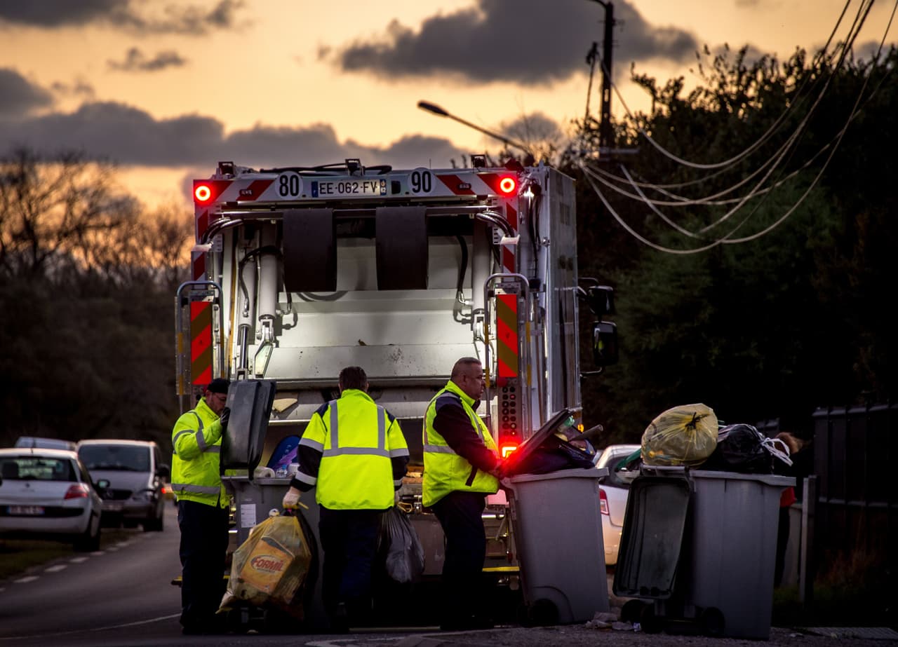 Los funcionarios de la ciudad dijeron que la exposición no ocurrió en una ruta de basura, pero no se arriesgan.