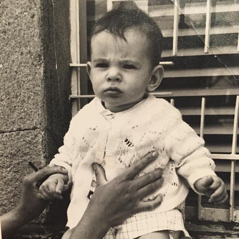 En estos días de aislamiento nuestros conductores también recordaron los bellos tiempos de su infancia. ¿Reconoces a este niño de ojos tiernos? Es Alan Tacher.