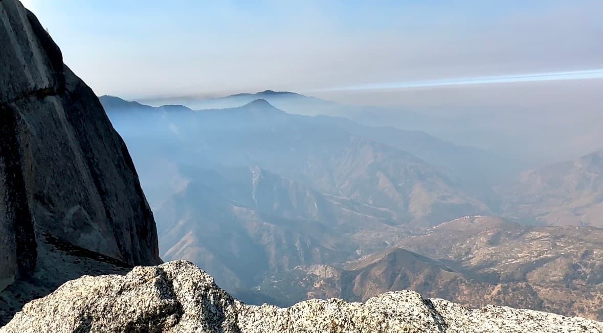 En un tiempo aproximado de 20 minutos, tras un sendero llenó de vistas majestuosas, llegarás a la cima y podrás admirar parte de la Sierra Nevada, el valle del río Kaweah y el monte Whitney, la cima más grande del país.