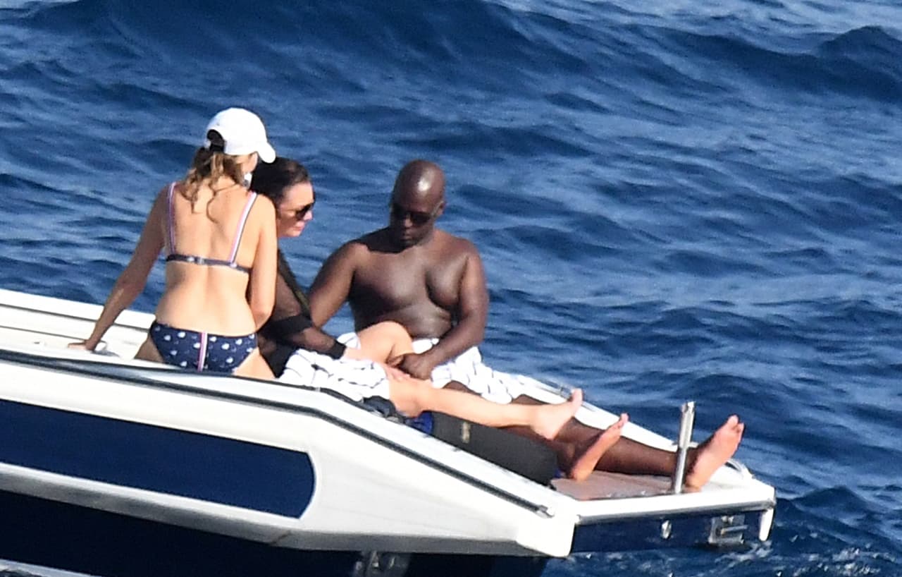 De hecho, recientemente reveló que "
<a href="https://www.univision.com/entretenimiento/kris-jenner-recuerda-como-su-primer-divorcio-la-dejo-en-la-calle-no-podia-comprar-un-tomate"><b>no podía ni comprar un tomate</b></a>" tras su divorcio con 
<b>Robert Kardashian</b>, el padre de sus primeros cuatro hijos: 
<b>Kourtney</b>, 
<b>Kim</b>, 
<b>Khloé</b> y 
<b>Rob</b>.