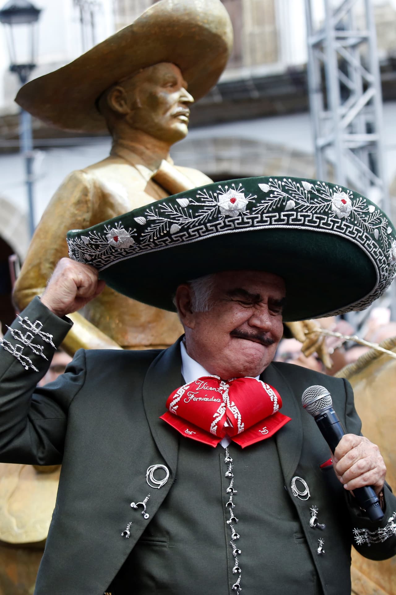 <b>Vicente Fernández</b> 
<b><a href="https://www.univision.com/shows/el-gordo-y-la-flaca/vicente-fernandez-vuelve-a-cantar-ante-miles-de-fanaticos-en-un-homenaje-donde-develaron-su-estatua-video" target="_blank">fue honrado en Guadalajara</a></b> con una escultura que desde el pasado domingo, 6 de octubre, luce en la Plaza de Los Mariachis en la capital del estado mexicano de Jalisco, de donde él es originario.