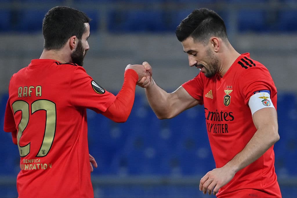 Fernandes (55’) marcó desde los once pasos para abrir el marcador y así adelantar a los locales. Un par de minutos más tarde, Saka (57’) marcó el tanto que le dio la paridad al cuadro inglés. La vuelta se jugará el próximo 25 de febrero.