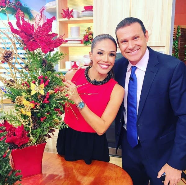 Karla y Alan le dan el último toque a este bello arreglo floral.