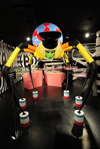 Por $35, un pequeño huevo de plástico del que al abrirlo surge una pequeña Lady Gaga de vestido dorado, en un guiño a su espectacular presentación durante la entrega de los premios Oscar en febrero pasado.