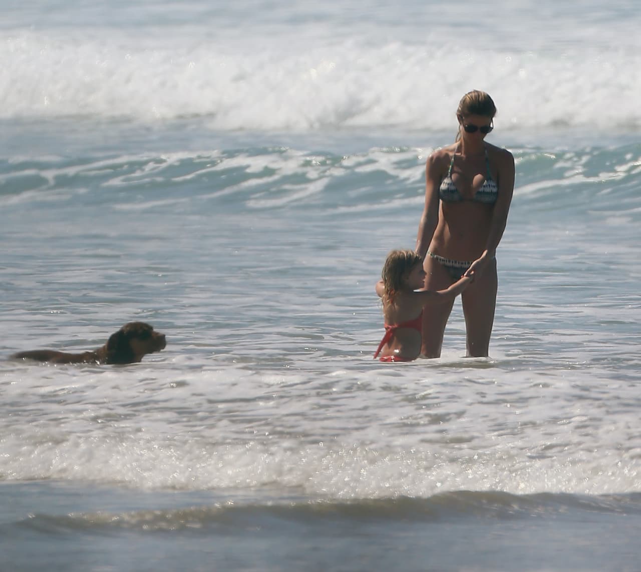 Su mascota también se divirtió a su lado.