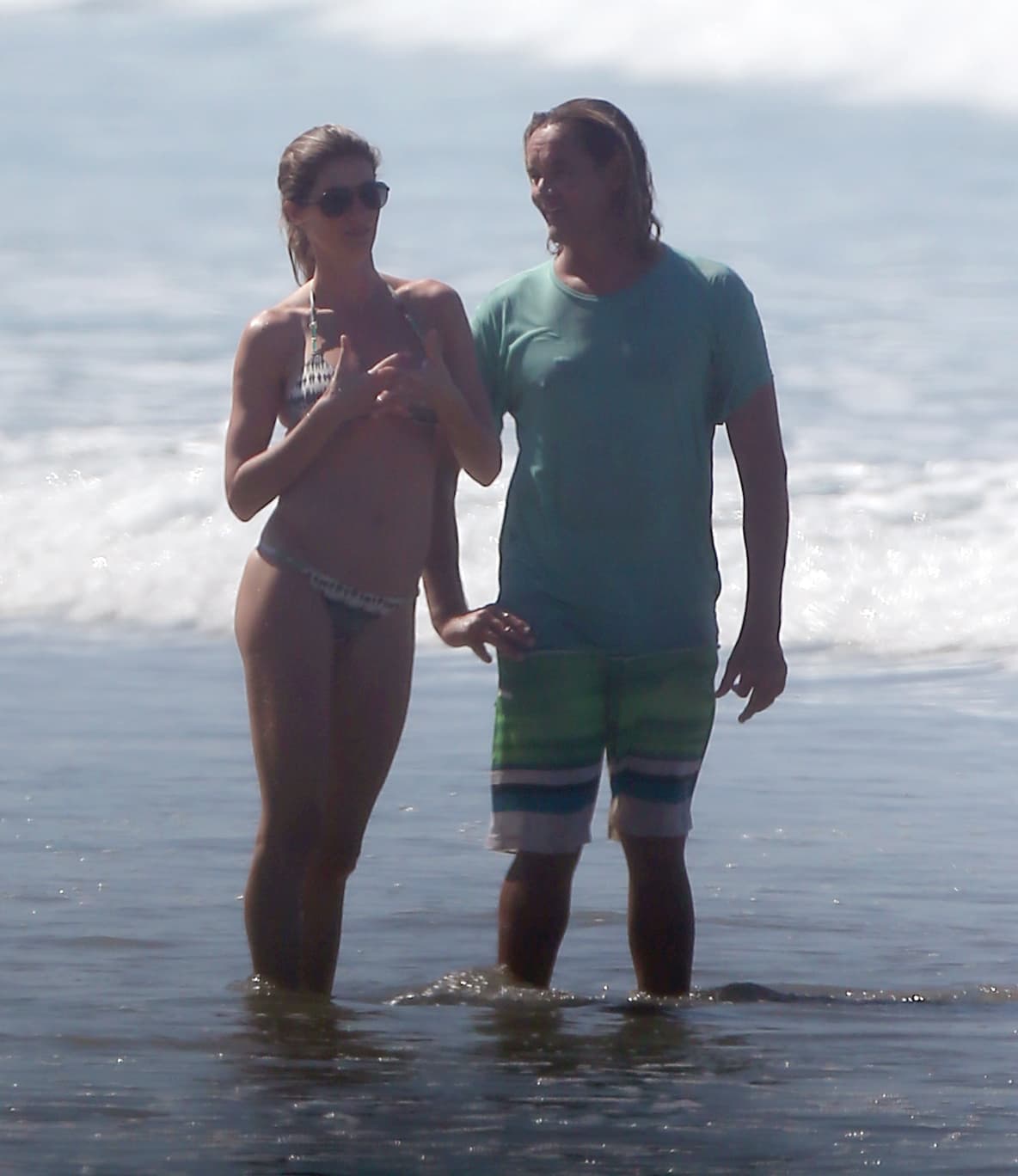 Los famosos hicieron un poco de surf con sus pequeños durante unas lindas vacaciones.