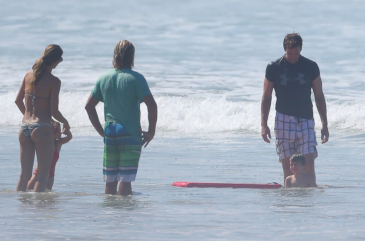 Tom con Ben en el mar.