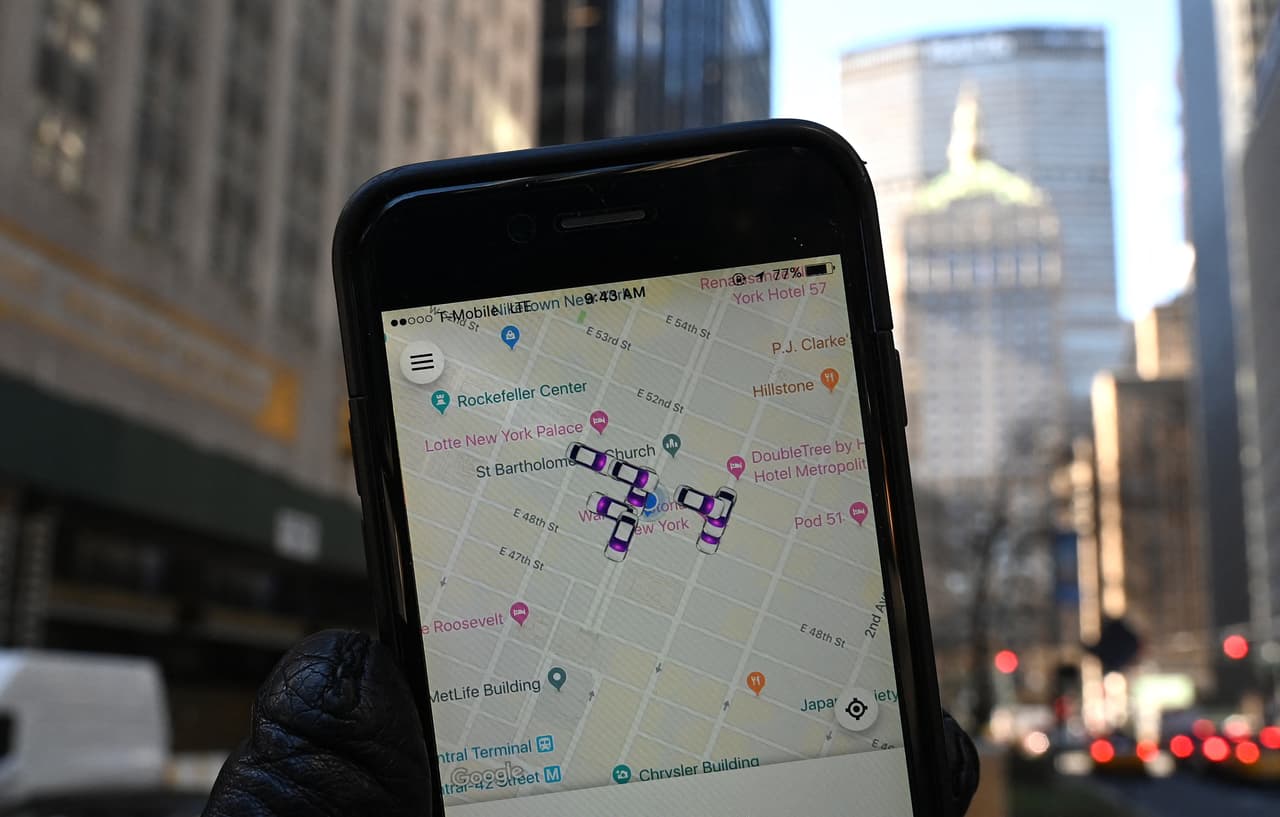 Cuando ya estés en el auto, comparte tu estado del viaje desde la aplicación. Podrás enviar la foto, la matrícula y la ubicación de tu conductor a un amigo o familiar. Ellos recibirán un mensaje de texto o una notificación automática que rastrea tu viaje y el tiempo estimado del viaje.