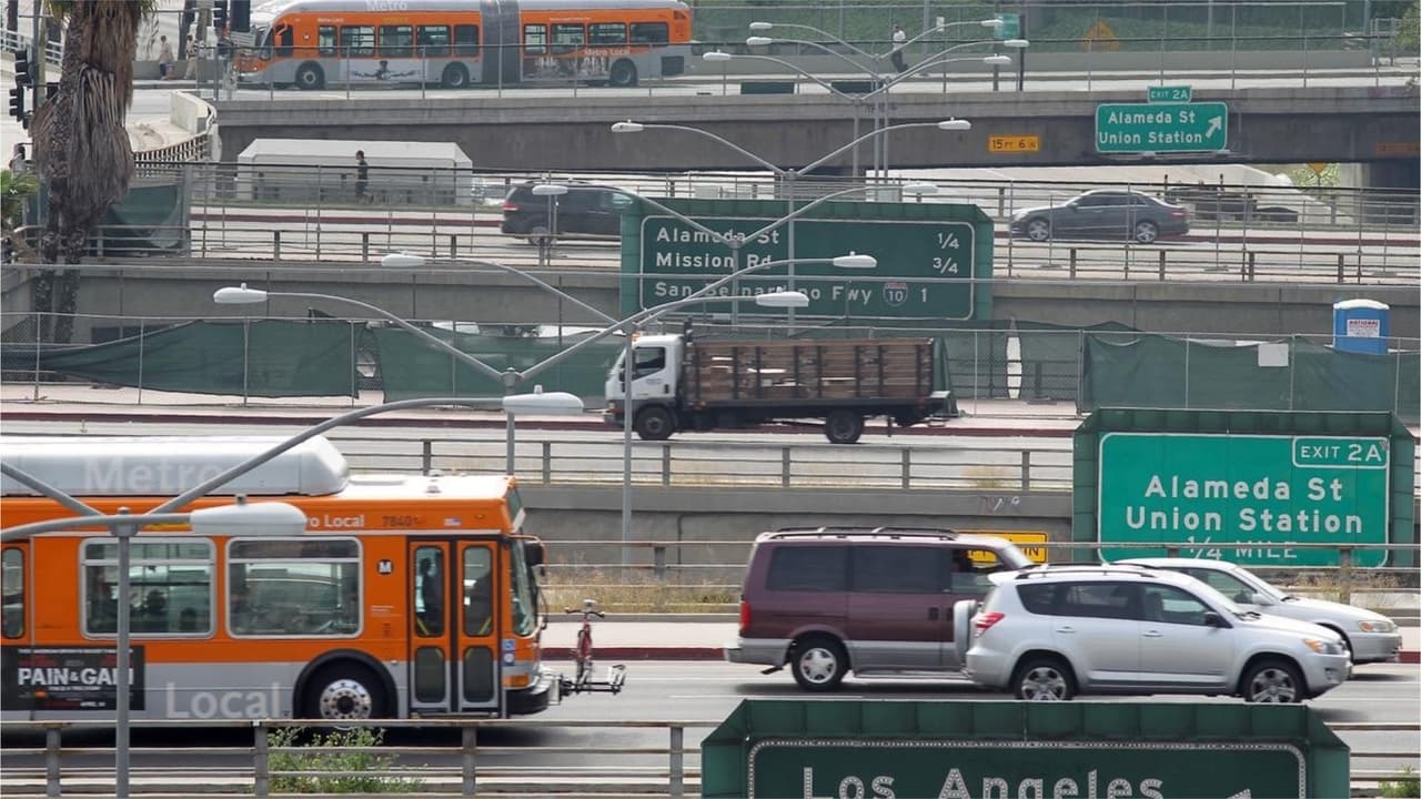 California demanda a la administración Trump por su plan de eliminar estándares para emisiones de autos