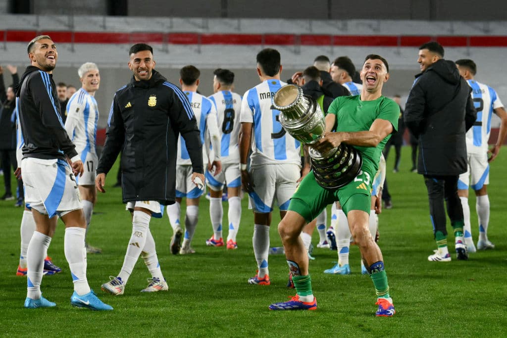 ‘Dibu’ Martínez vuelve hacer polémico gesto de celebración de Qatar 2022