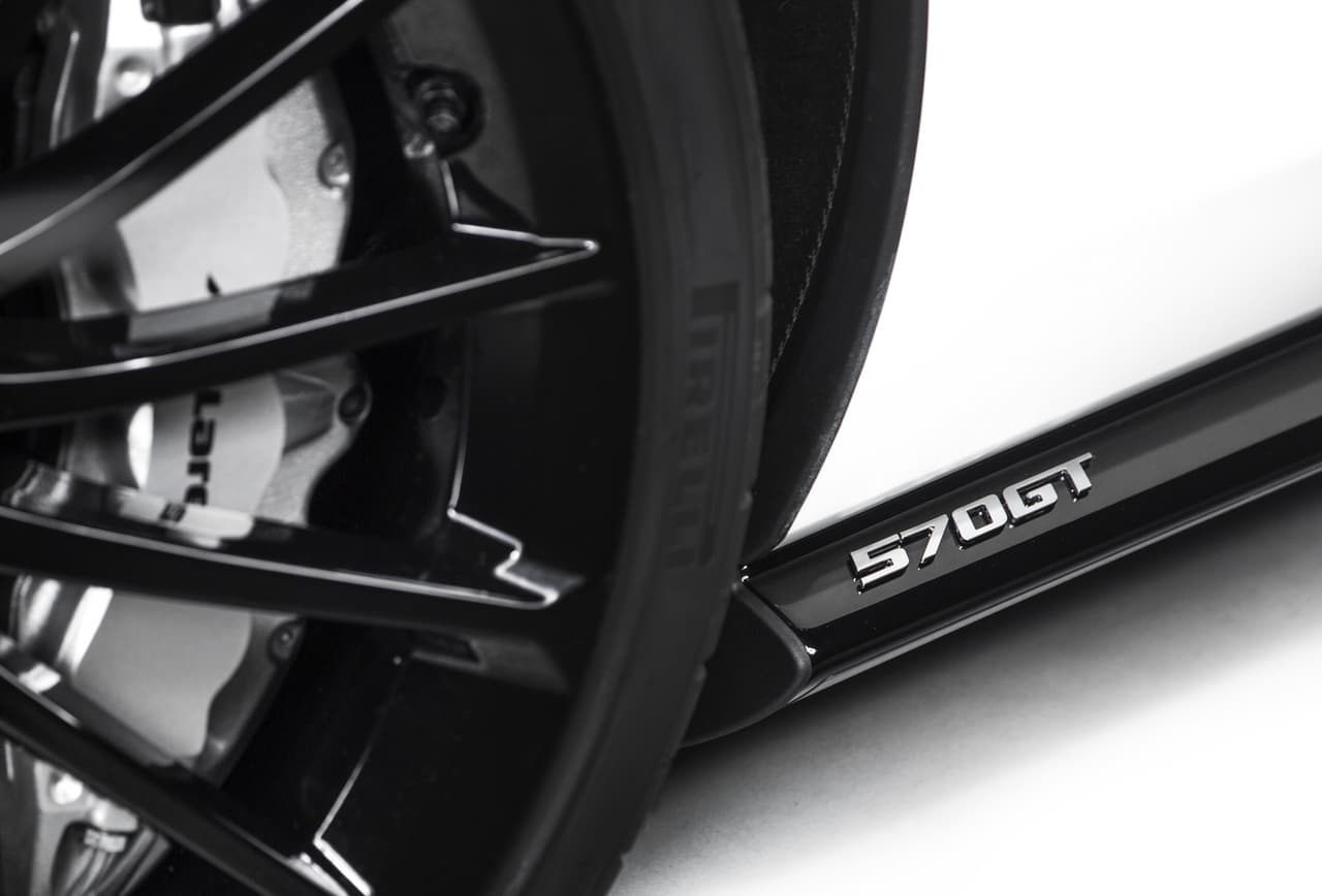 La suspensión del McLaren 570GT by MSO Concept fue calibrada para comodidad en viajes largos gracias de una reducción del 15% en la rigidez de los muelles delanteros y de 10% en los traseros. Los amortiguadores son adaptables independientemente en modo normal, deportivo o pista.