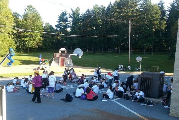 En la caminata hay espacio para descansar y recibir información sobre la protesta.