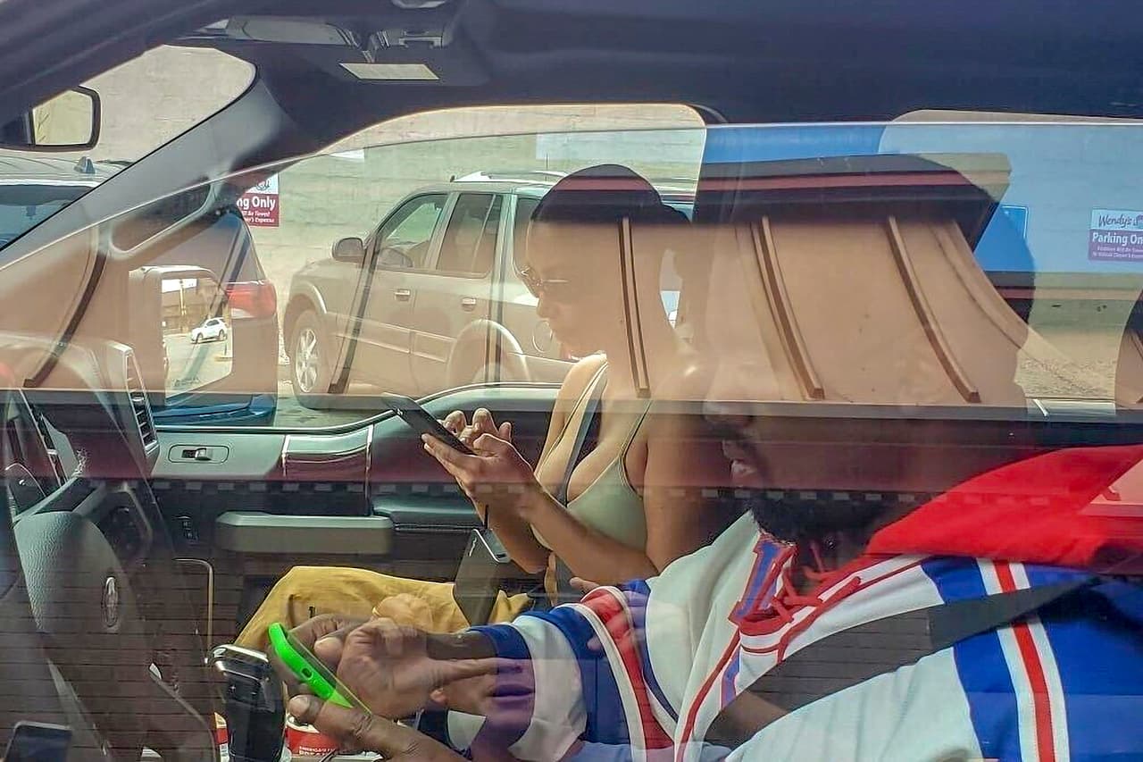 Cada uno miró sus teléfonos celulares y hubo poca interacción entre ellos. 
<br>