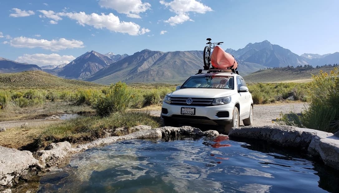 <b><a href="https://goo.gl/maps/ge5K3jL3mrZxTMTq6" target="_blank">Rock Tub Hot Springs,</a> </b>también localizada en el este de la Sierra, al sur de Mammoth Lakes suele ser muy concurrida en época de verano. El agua fluye desde la fuente, un pantano fangoso, ubicado a unos 400 pies de distancia, y cae en la piscina.
<b>Puedes acceder a ellas por la carretera 395 y no tiene costo de ingreso.</b>
