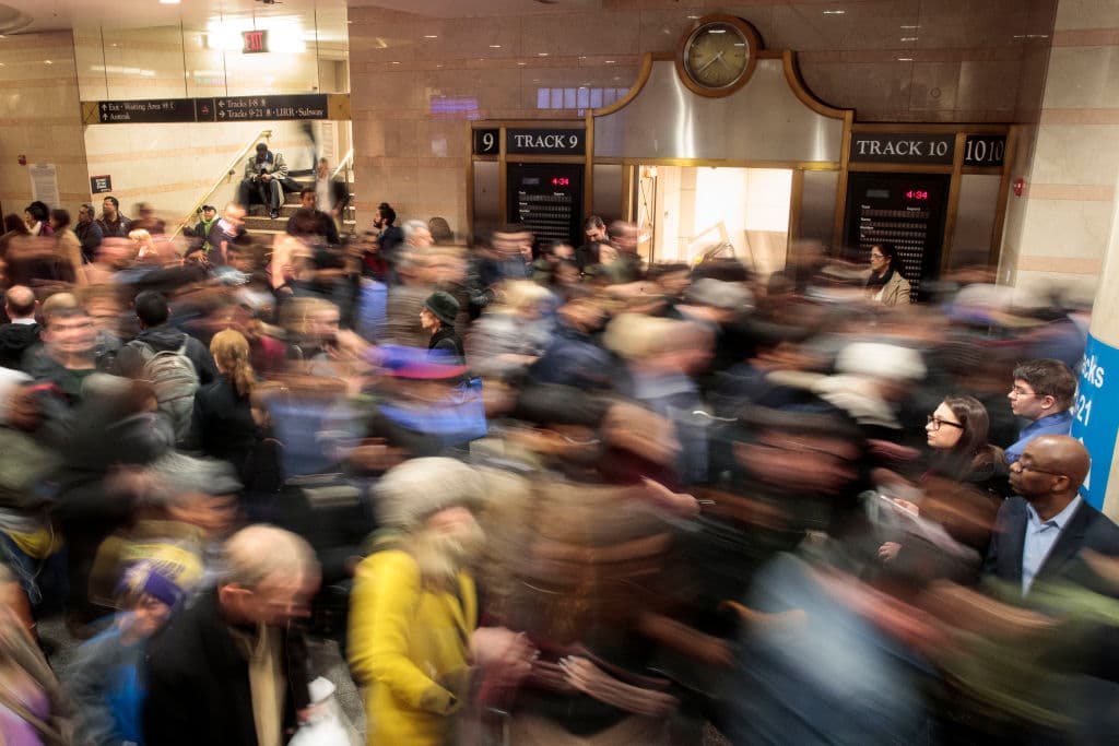 La estación de Penn Station es una de las columnas vertebrales del sistema de transporte público de Nueva York: por ella pasan todos los días 1,300 trenes en 21 rieles y 11 plataformas. Para mantenerte actualizado de las rutas y las modificaciones en el servicio puedes consultar las cuentas en redes sociales de
<b><a href="https://twitter.com/MTA">MTA</a></b>,
<b><a href="https://twitter.com/NJTRANSIT">NJ Transit</a></b> y
<b><a href="https://twitter.com/LIRR">Long Island Rail Road</a></b>.