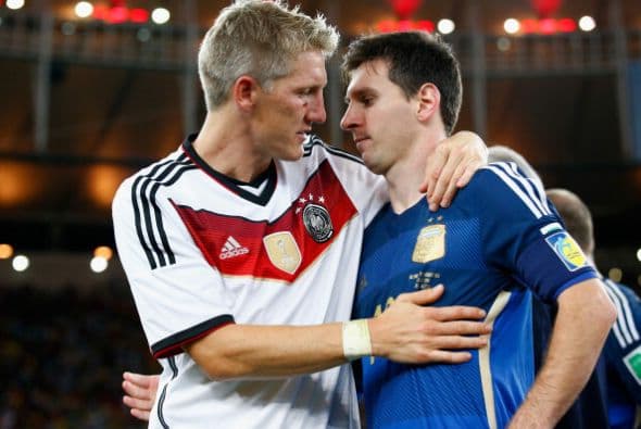 Bastian Schweinsteiger de Alemania abraza a Lionel Messi de Argentina.
