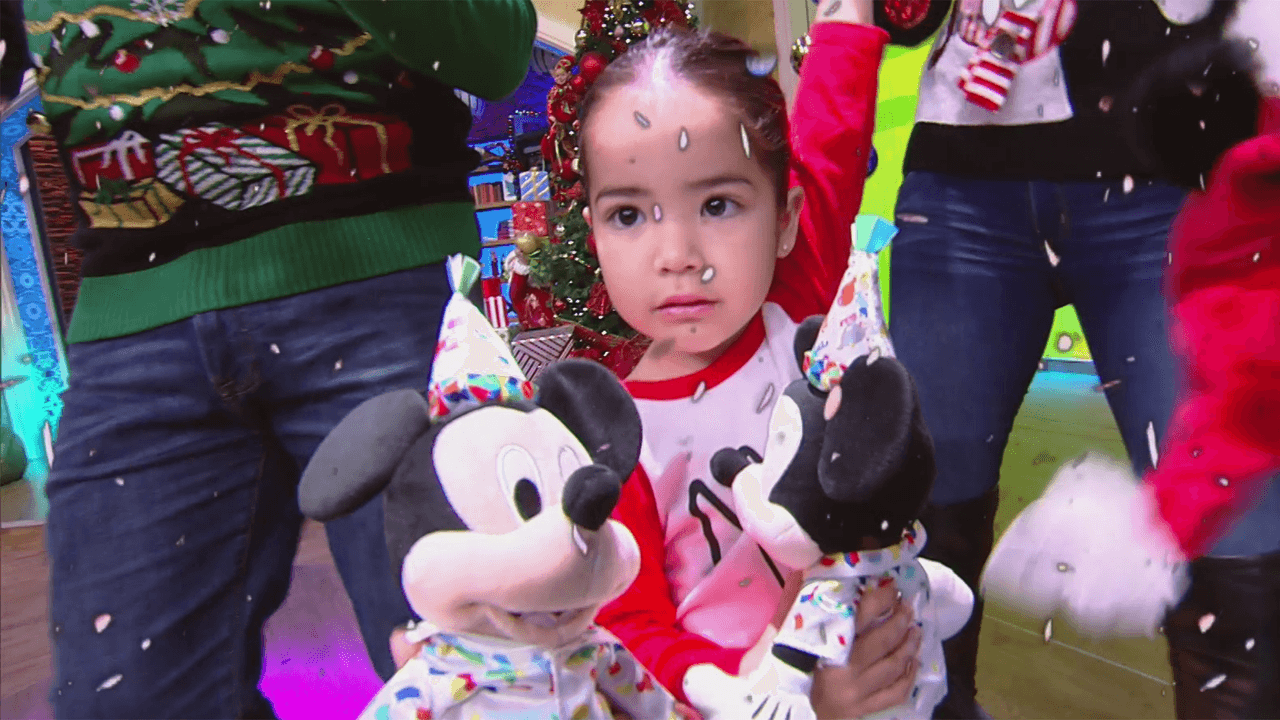 Y recibió algunos regalos de parte del simpático personaje, como estas figuras de peluche.