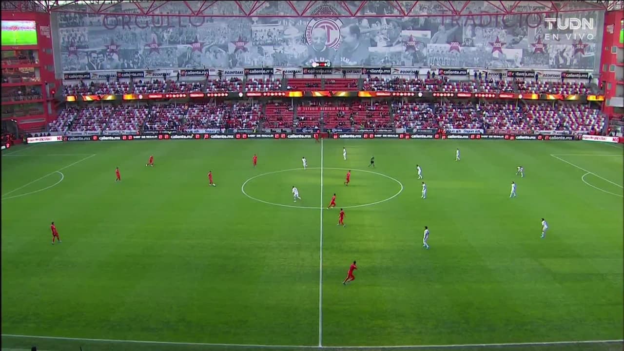 Arranca el partido y la pelota está en juego.