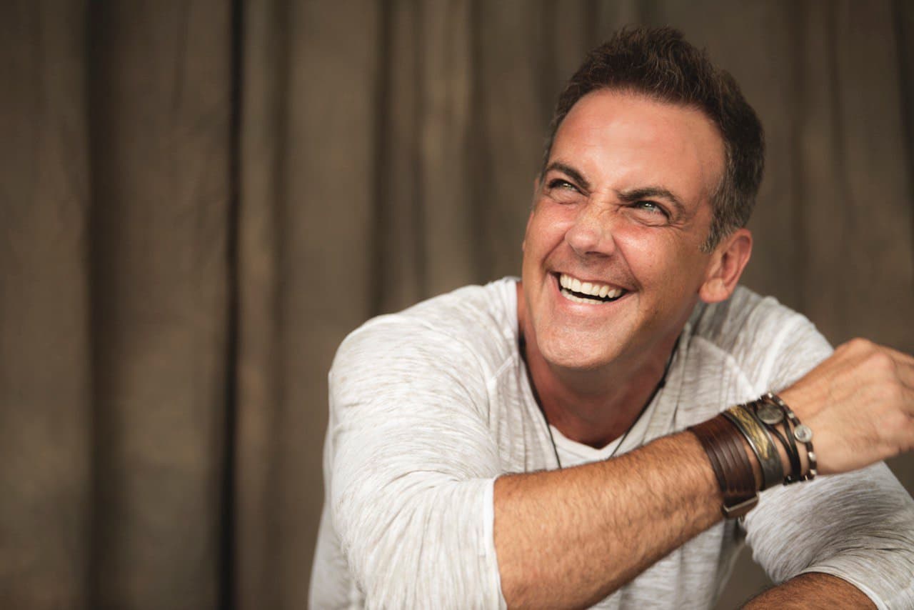 <h2 class="cms-H2-H2"><b>Carlos Ponce</b></h2>
<br>El actor, cantante y presentador es una de las caras más reconocibles de la televisión hispanohablante y será uno de los encargados de presentar una de las categorías en los 
<u><b><a href="https://www.univision.com/shows/latin-american-music-awards">Latin American Music Awards 2023</a></b></u>.