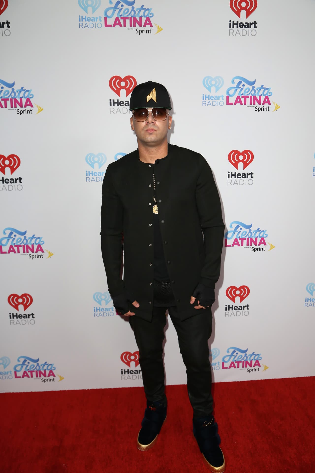 "Al principio del 'boom' del reggaetón por inmadurez (se hablaba así de la mujer), 
<b>nuestras letras no eran dirigidas a engrandecer a las mujeres </b>en muchos aspectos y de los errores uno aprende", dijo en entrevista con el diario 
<a href="https://www.eluniversal.com.mx/espectaculos/wisin-pide-perdon-las-mujeres-por-letras-de-sus-canciones" target="_blank">El Universal</a>. 
<br>