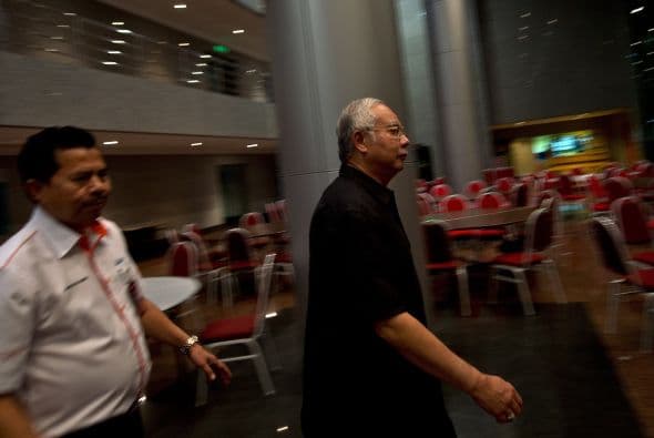 Familiares de los pasajeros del Malaysia Airlines vuelo MH17 lloran ante la tragedia.