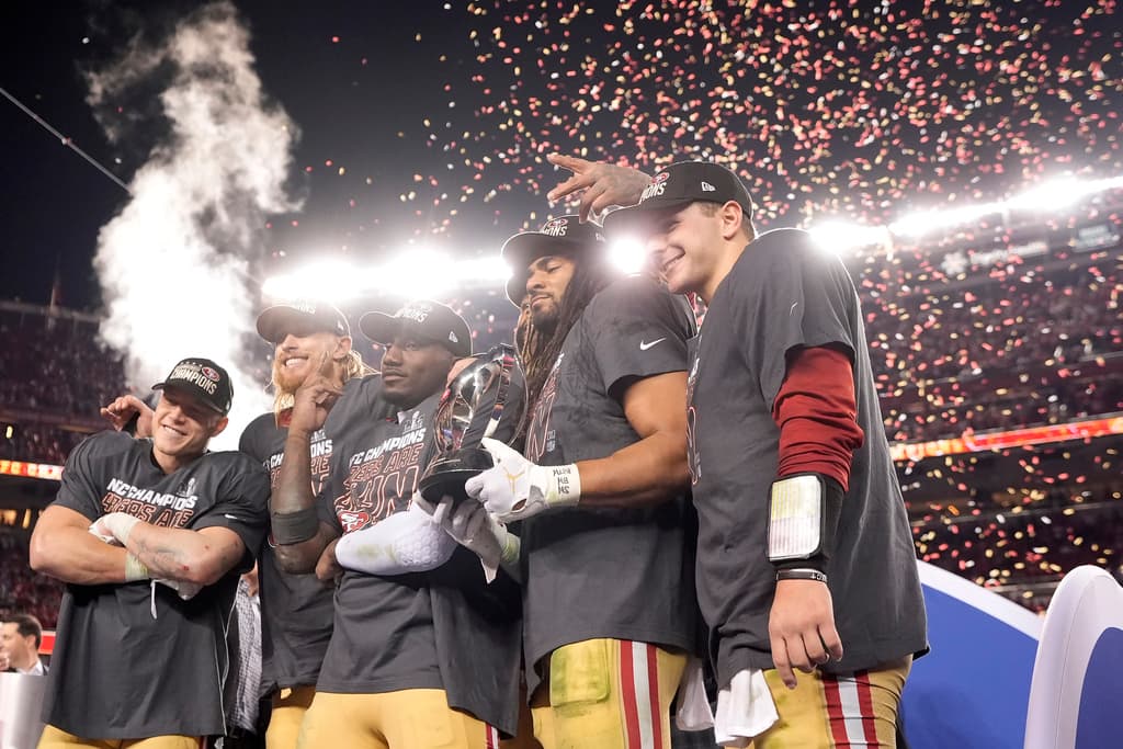 El corredor de los San Francisco 49ers, Christian McCaffrey, desde la izquierda, celebra con el ala cerrada George Kittle, el receptor Deebo Samuel, el apoyador Fred Warner y el mariscal de campo Brock Purdy después del partido de fútbol americano del Campeonato de la NFC de la NFL contra los Detroit Lions en Santa Clara, California, el domingo. 28 de enero de 2024. (Foto AP/Mark J. Terrill)