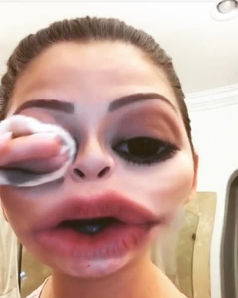 Zuzana incluso hace minitutoriales de belleza y aquí la vemos en acción con consejos para desmaquillarse.