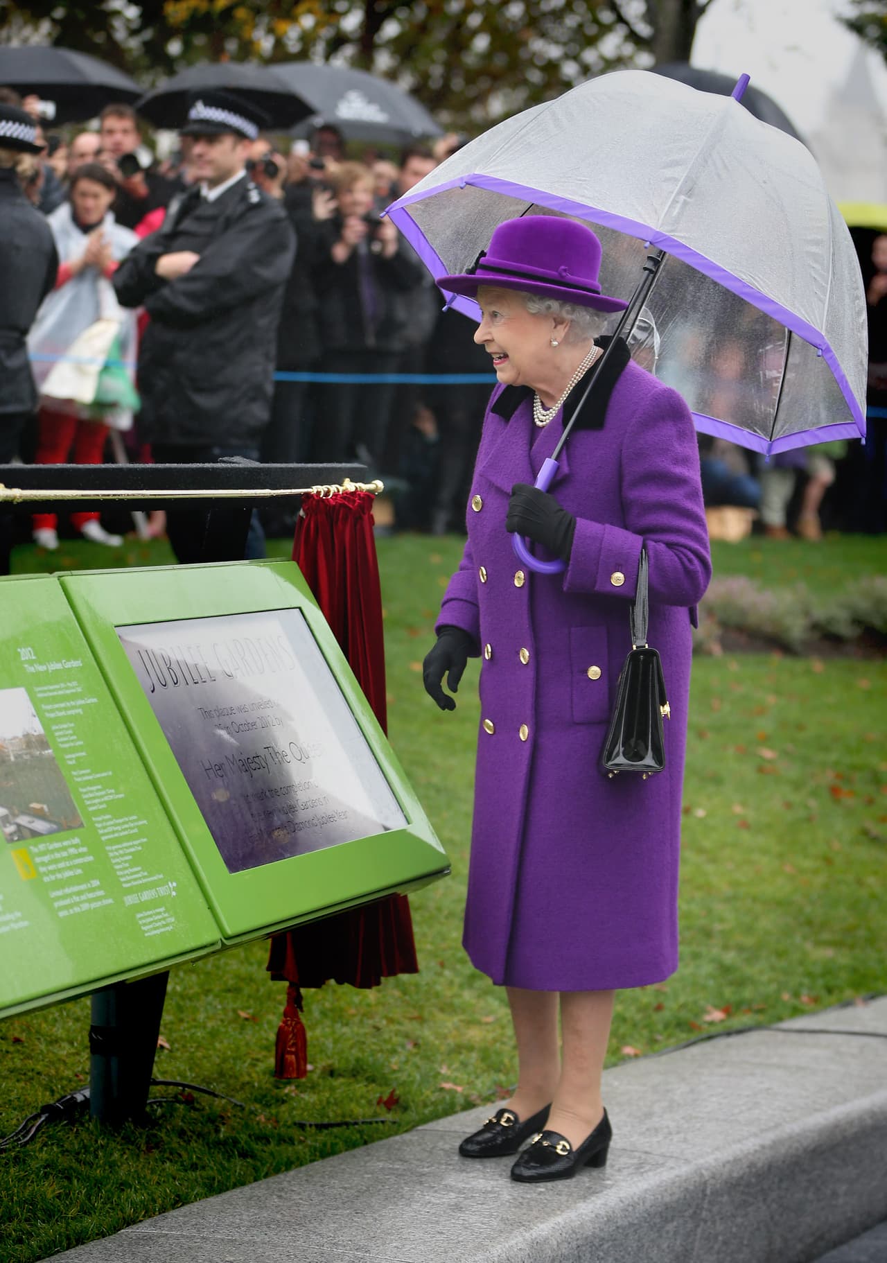 De ahí, es sencillo dilucidar por qué incluso el paraguas de la reina debe destacar entre la multitud. Por ejemplo, para revelar la placa conmemorativa de los jardines del Jubileo en 2012 en Londres eligió un total look violeta.