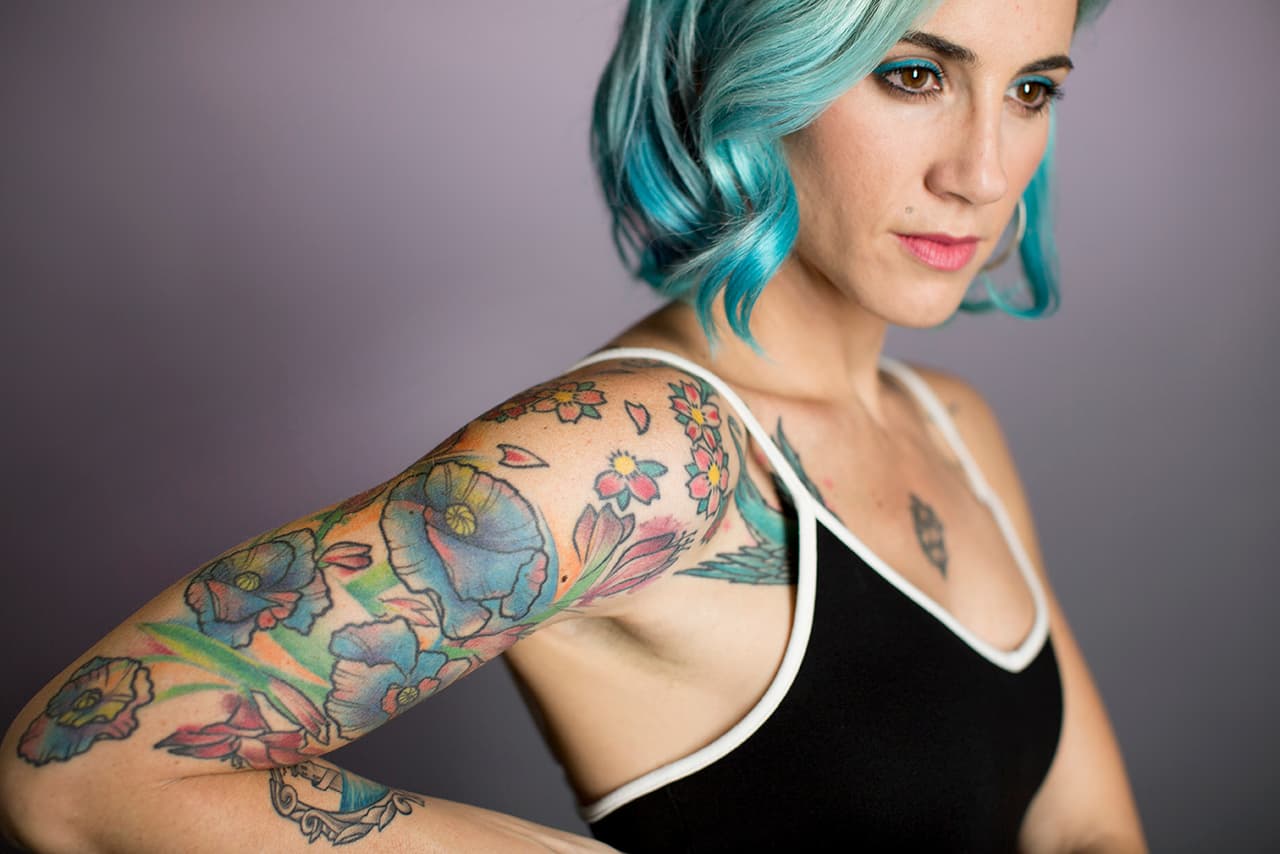 "Unos tienen significado y otros no, algunos me recuerdan a mis hijos. Mi esposo y yo somos muy cursis, no al grado de tatuarnos nuestros nombres, pero sí tenemos muchos en común. No considero que hacerse un tatuaje sea adictivo, creo que más bien le pierdes el miedo. Seguramente la gente que termina con muchos tatuajes siempre se visualizó así. Desde que tenía nueve años veía gente tatuadísima y pensaba 'esa voy a ser yo'", dice Kano.