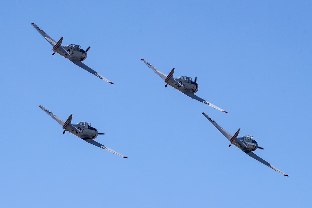 Aviones militares vuelan sobre el Cementerio Nacional de Los Ángeles, California, este lunes. Por ser una fecha feriada nacional muchos sitios cierran y otros modifican sus horarios habituales.