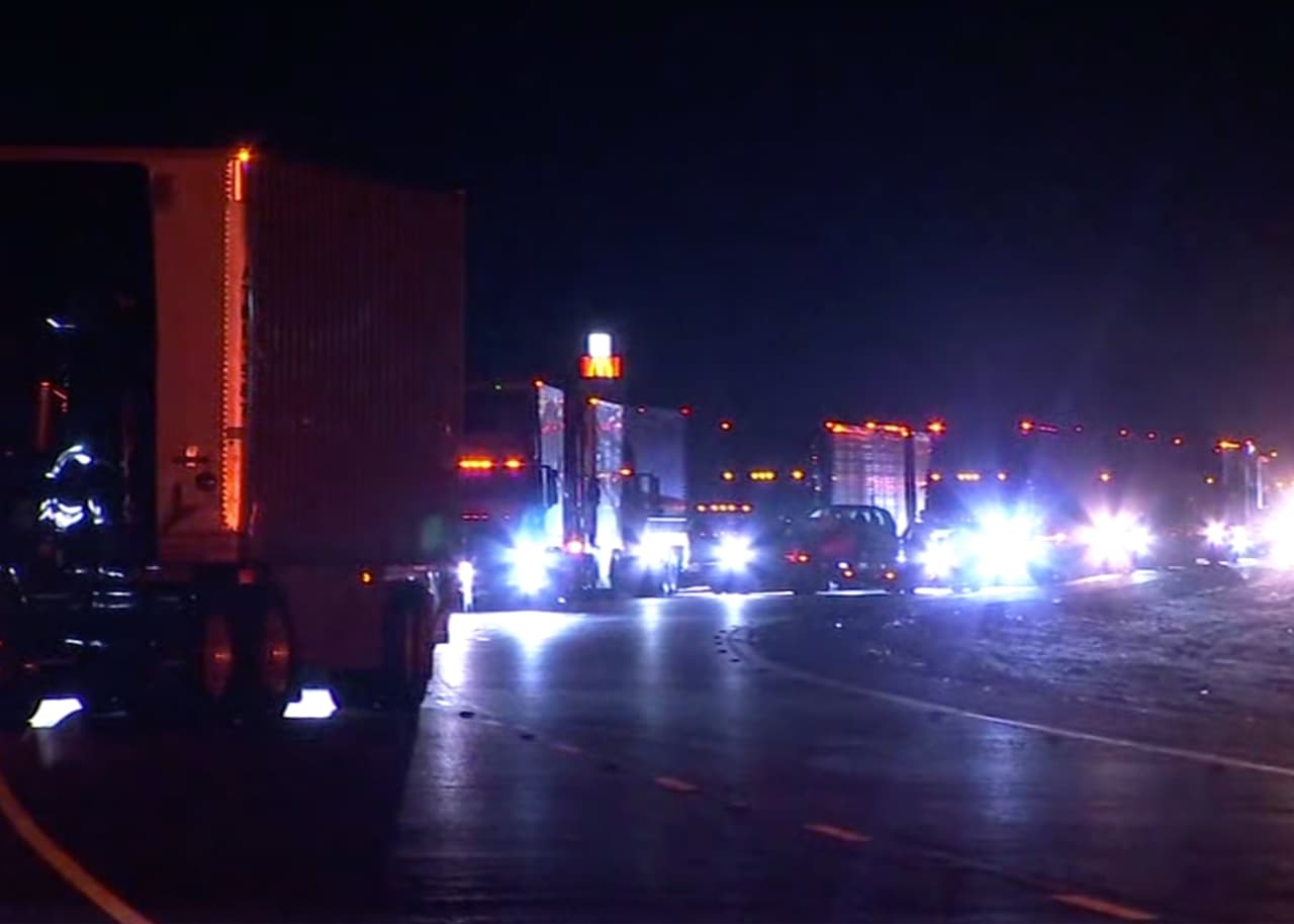 Con un peso 20 veces mayor que un automóvil promedio, los "camiones grandes" requieren más tiempo para acelerar y desacelerar.