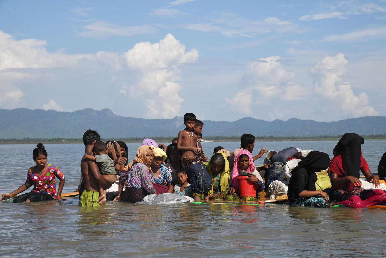 Miles de hombres, mujeres y niños rohingya han cruzado el río Naf en pequeñas balsas de bambú para poder refugiarse de las fuerzas militares de su país.
<br>