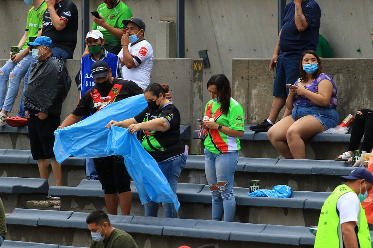 Pero ni la lluvia ni los truenos impidieron que los fanáticos dejaron sus lugares y aguantaron hasta que se pudo reanudar el compromiso.