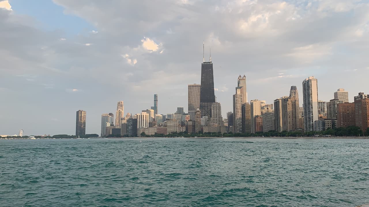 Actualmente, Chicago está conformada por 77 barrios. Además es "ciudad hermana" de Ciudad de México, Guadalajara, Jalisco; Monterrey, Nuevo León, y Tuxtla Gutiérrez, Chiapas.