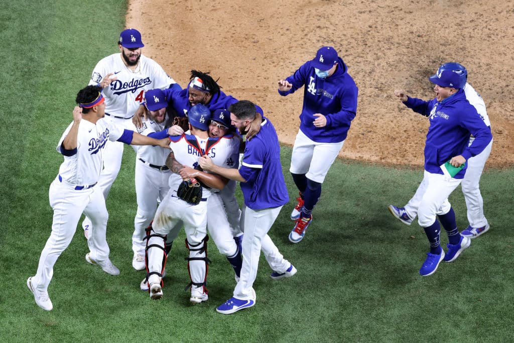 Todo es felicidad en Los Angeles, luego de que los Dodgers consiguieran el tan anisado título de Serie Mundial al derrotar a los Tampa Bay Rays.