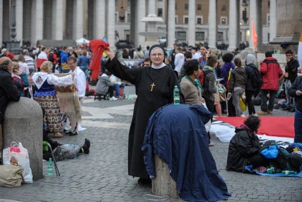 Aquí, una monja agitando una bufanda.