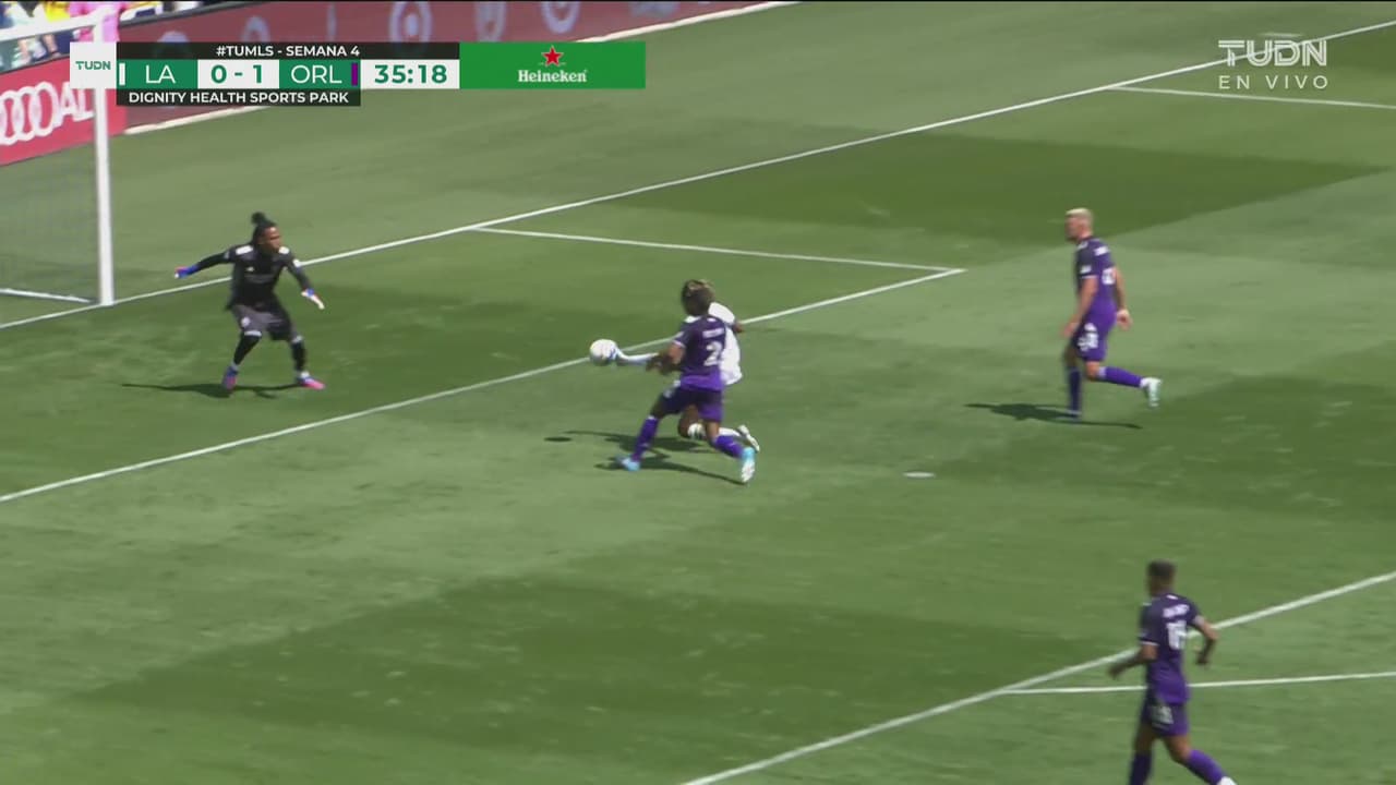 ¡Ya tiene colección de fallas! Bombón de Vázquez y Cabral remata pésimo