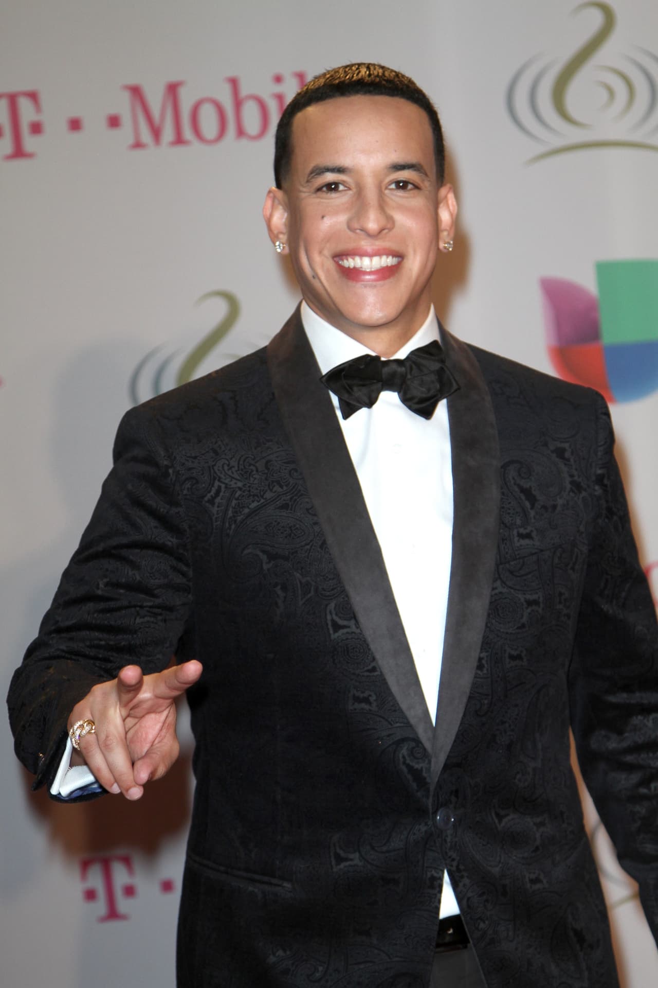 Daddy Yankee es la estrella con más nominación de esta premiación al competir en 12 categorías. Además, te hará bailar con el tema ‘Que tire pa’ lante’. 
<br>