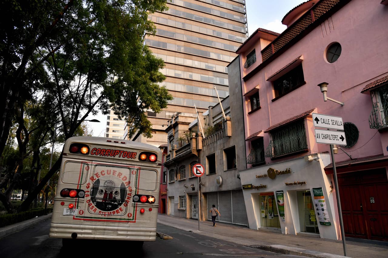 Uno de los mensajes que decora el bus: "Recuerda que la casa siempre gana".