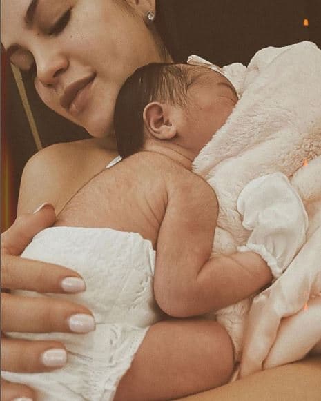 Aunque, sin duda la primera 'selfie' de la cantante a lado de su bebé fue de lo más especial, ya que no sólo irradia amor, también fue publicada con un lindo mensaje de Raphy: 
<br>
<br>"Esta hermosa mujer está de celebración, vi crecer su carrera y sí fue un gran logro, pero su más grande logro fue luchar por una felicidad: luchar por construir una familia".