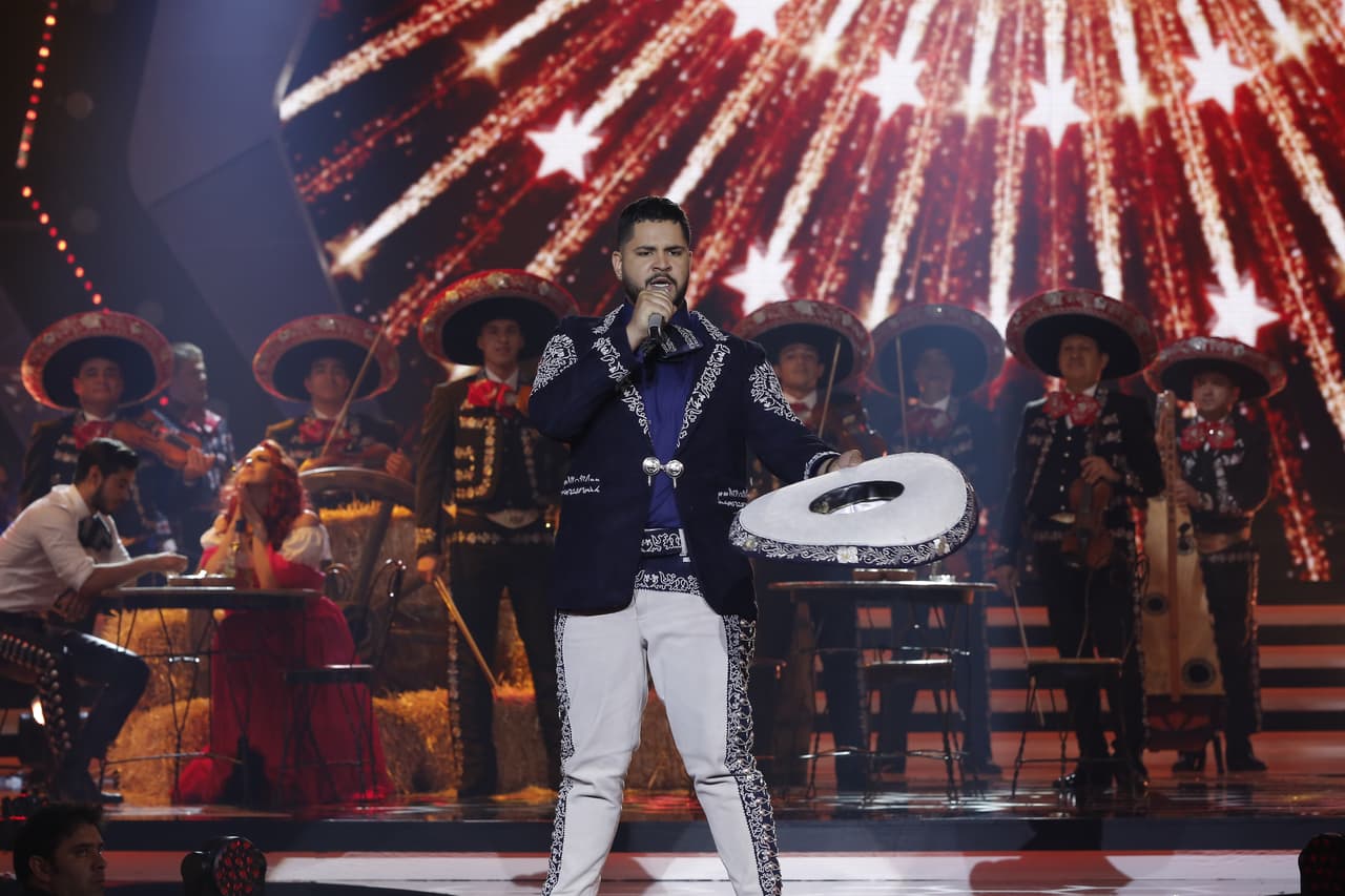 La ronda de rancheras la abrió Johnny cantando 'Cielo Rojo'.